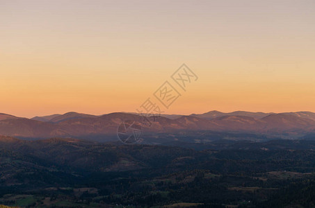秋季喀尔巴阡山脉的日落图片