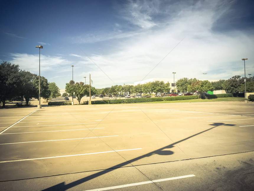 美国商业公园的大型办公停车场空置图片