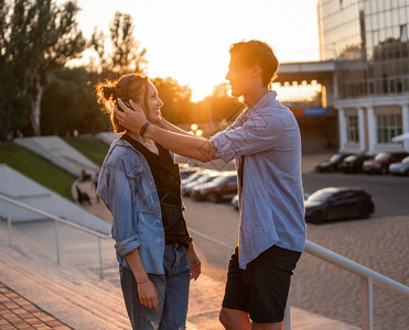 可爱的年轻时髦夫妇在夏季日落期间约会他们穿牛仔裤的衣服现代青年关系图片