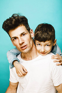 年轻帅男模特儿和可爱小儿子一起玩耍现代人的生活方式概念近亲男图片