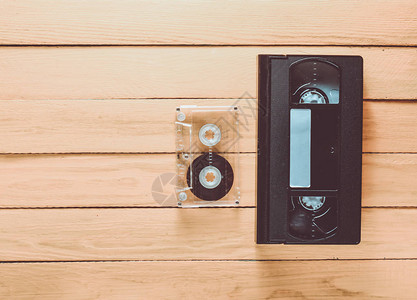 视频磁带和音频磁带在黄色木本背景上图片