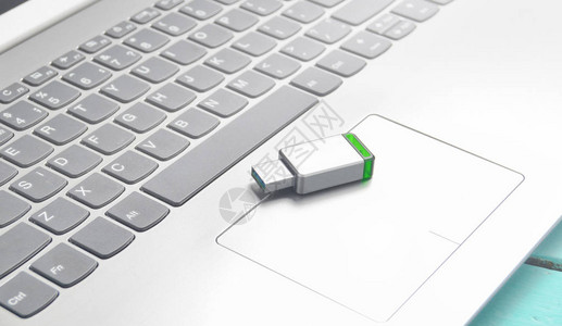 笔记本电脑键盘上的USB闪存驱动器图片