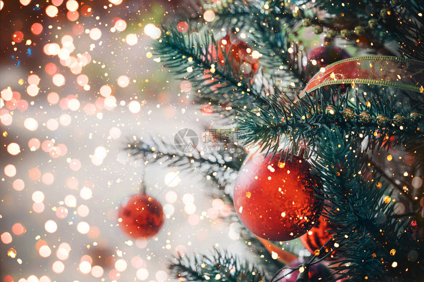 圣诞树上有红球装饰和装饰图片
