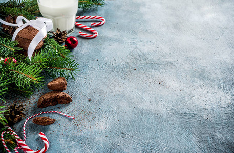 节日圣诞贺卡背景与天然冷杉云树枝巧克力饼干牛奶玻璃图片