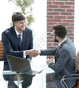 两个成功的商业界人士伙伴关系概念之间握手交图片