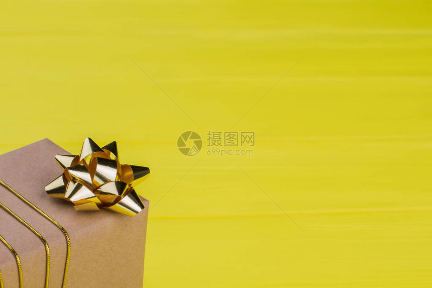 黄色背景的手背礼物盒黄图片