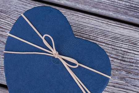 蓝色浪漫心形礼盒美丽的礼品盒用丝图片
