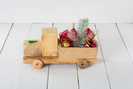 古老的玩具木车配有礼品和圣诞舞图片