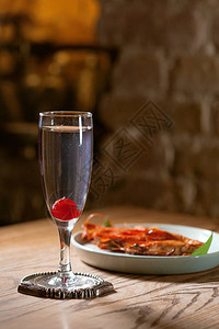 盘子上的虾和酒吧桌上的KirPetyllantKirRoyal图片