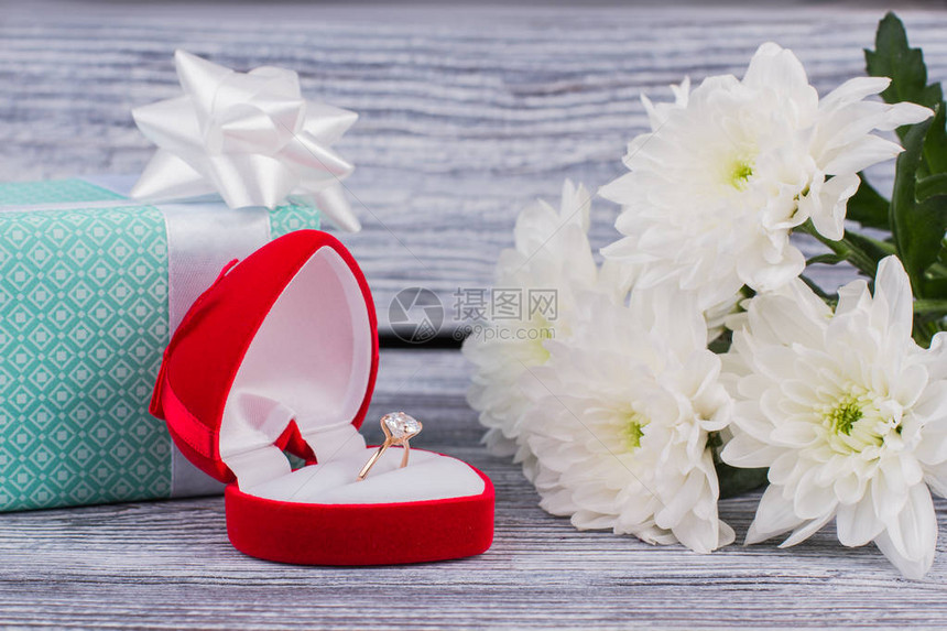 金戒指和木本的白菊花图片