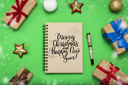 带有文本圣诞快乐和新年快乐的笔记本图片