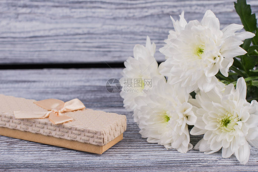 白菊花和豪华珠宝盒假日贺礼背景图片