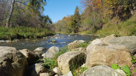 北美流淌着大块岩石巨石的秋季河流图片