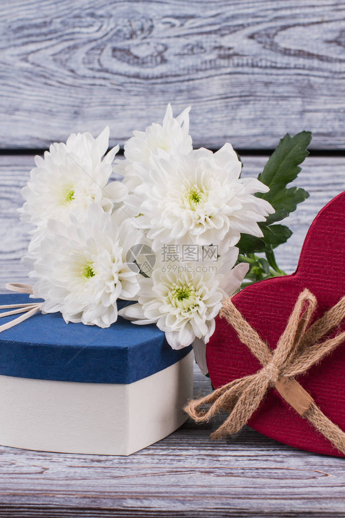 情人节假期背景与鲜花和礼物心形情人节礼品盒与木制背景图片