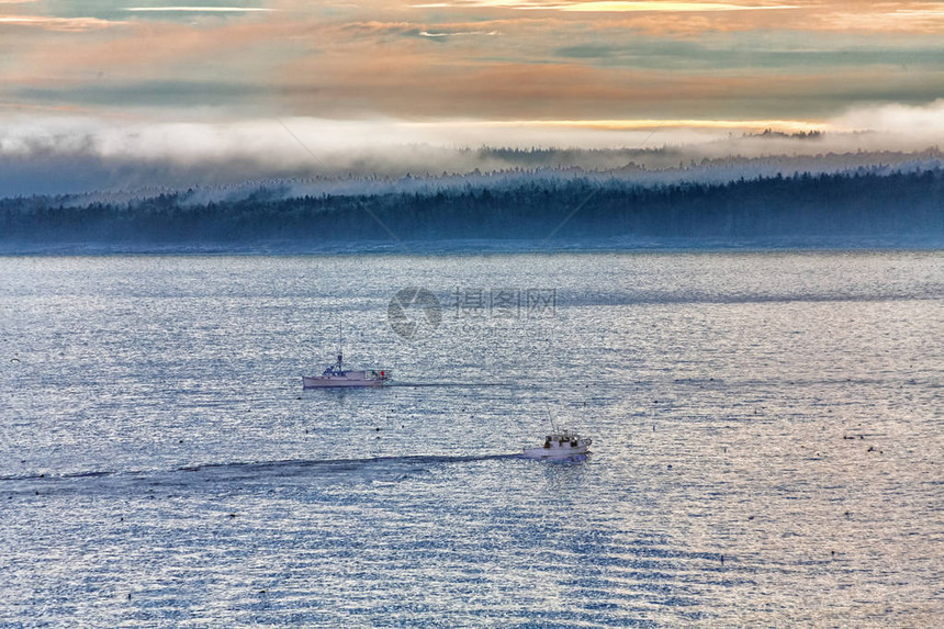 两艘渔船在巴港附近的早晨水港图片