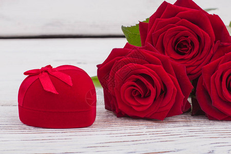 红玫瑰和天鹅绒礼物盒心形首饰礼物盒鲜花紧贴图片