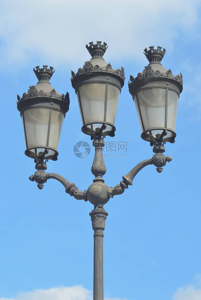 巴黎的灰色灯柱在蓝天对面可见图片