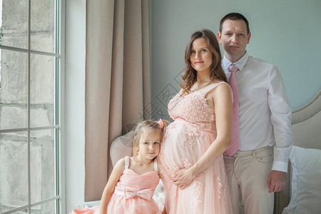 幸福家庭怀孕母亲父亲和女儿图片