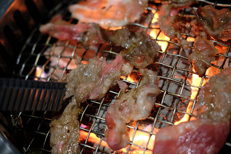 烧烤日式烤肉的生猪肉片图片