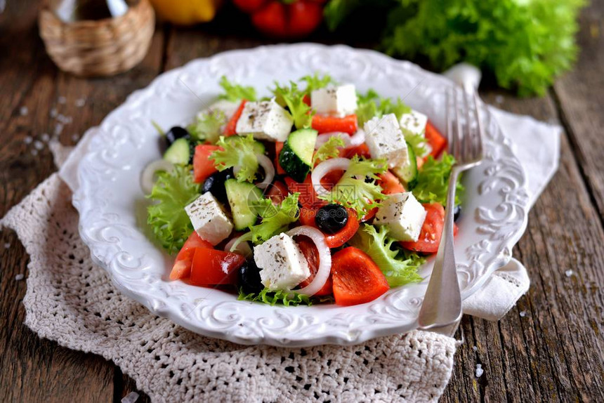 希腊古典沙拉来自西红柿黄瓜红辣椒洋葱加橄榄图片