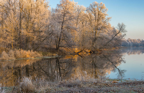 乌克兰苏姆斯卡亚州秋季末伏尔斯克拉河上的一片图片