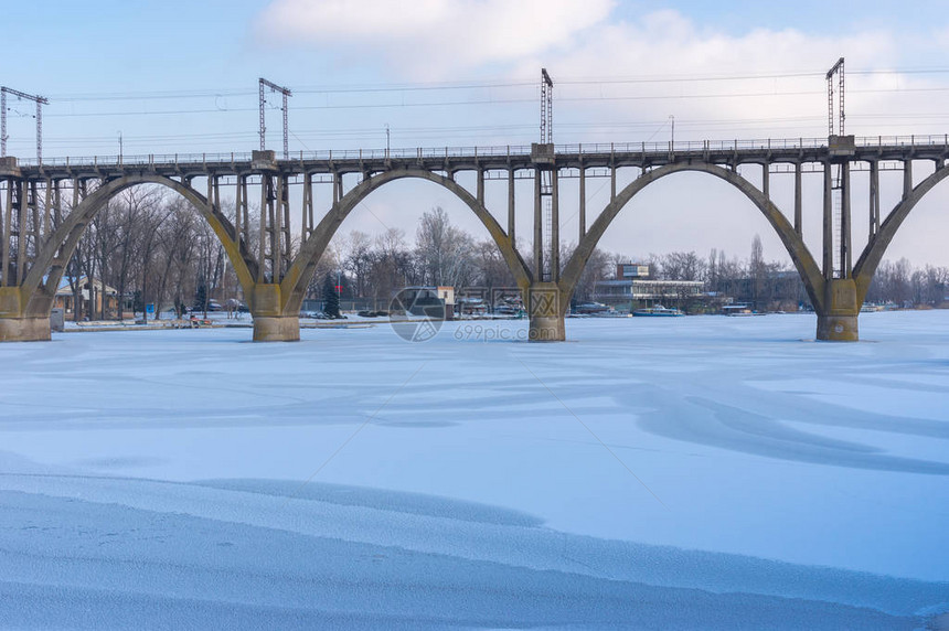 乌克兰Dnepropropeterrovsk市冬季河第涅图片