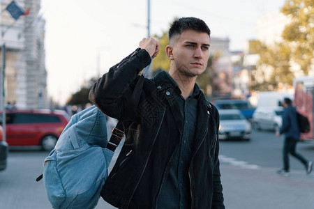 现代青年男子走着欧洲城市一个带背包的男人旅图片