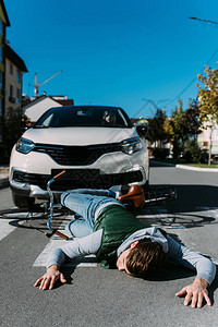 男骑自行车的男骑手在路上被妇女撞上汽图片