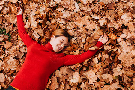 在公园的秋叶上躺图片
