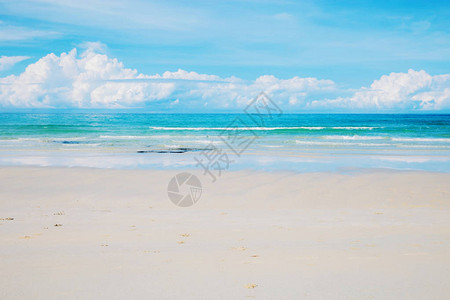 在与蓝天的海滩上的白色沙滩图片