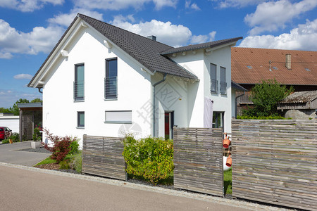 春时农村现代房屋建筑在城市Stutttgart附近的图片