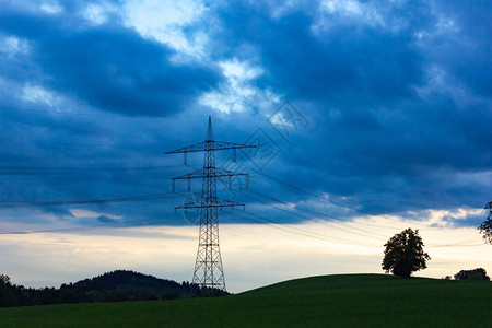 德国南部巴伐利亚州的输电线路在暴风雨云中巴伐利亚州南部德国乡村夏图片