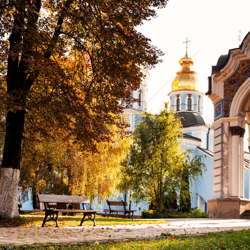 在乌克兰基辅的秋天阳光明媚的日子里带着公园的圣迈克尔图片