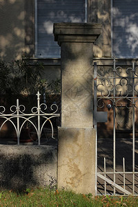 德国南部历史花园中的浪漫铁栅栏背景图片