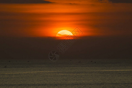 海滩日落的美丽风景图片