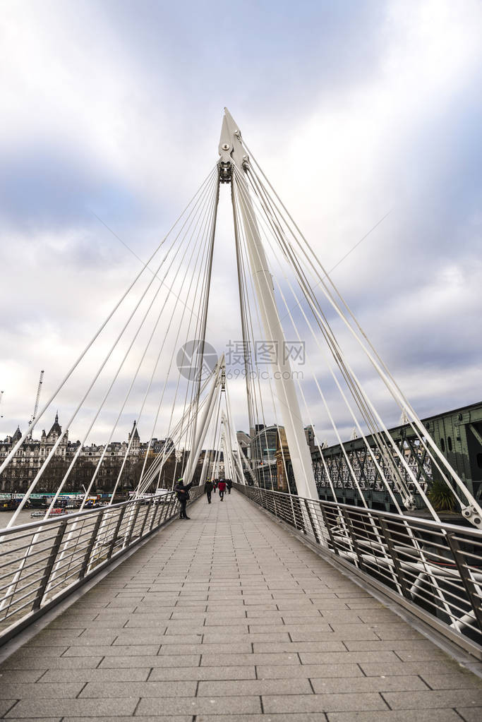 英国伦敦泰晤士河上的吊桥与人图片