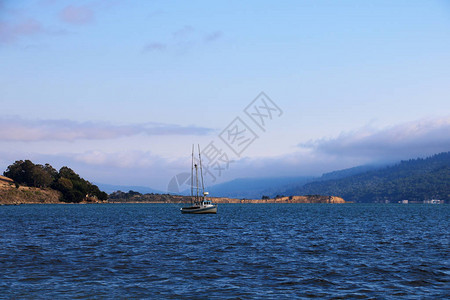 海洋和山峰的景色很美图片