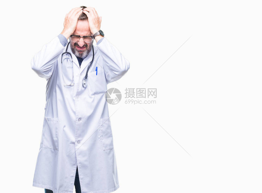 身穿医疗制服的中年老白发医生因疼痛和偏头痛而头痛绝望和压力大图片