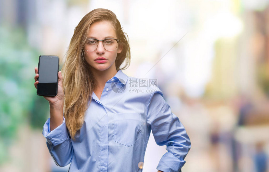 年轻漂亮的金发女商人在孤立的背景下展示智能手机屏幕图片