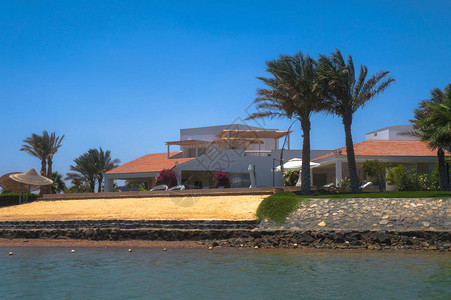 海岸线的美丽景色与红海的房屋和酒店埃及旅游区赫尔格达及其传统用于设图片