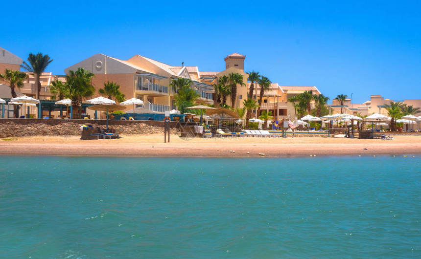 海岸线的美丽景色与红海的房屋和酒店埃及旅游区赫尔格达及其传统用于设图片