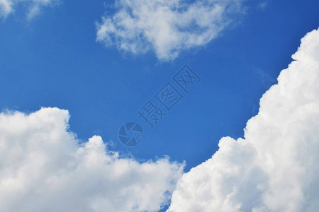 自然背景天空中飘散的柔软云图片