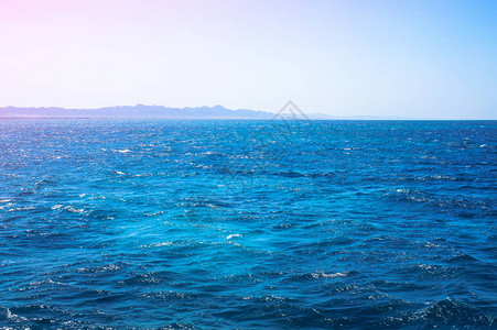 美丽的蓝色海平面与天空相伴图片