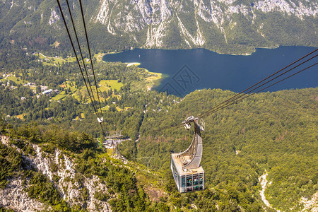 夏季Gondola滑雪电梯图片