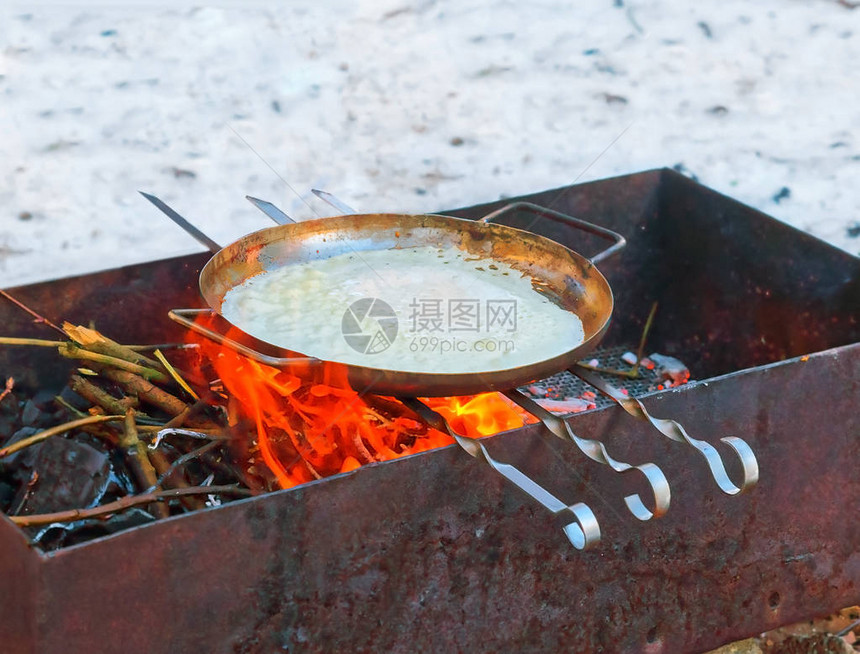 在马斯莱尼察盛宴上在森林里烤煎饼火图片