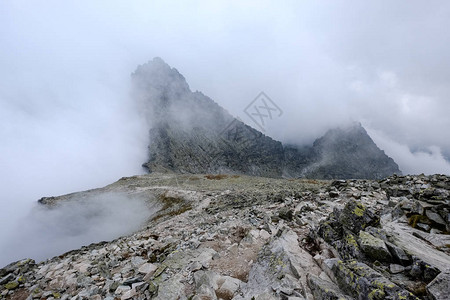 Rysy山峰被薄雾覆盖图片
