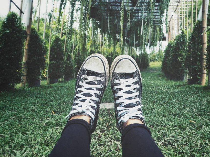 花园里黑色运动鞋的自拍照图片