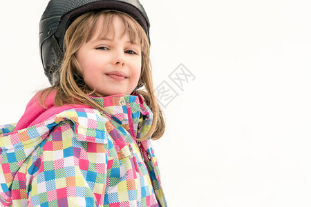 一个小女孩在滑雪课上戴滑雪头图片