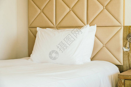 床上装饰的白色舒适枕头室内旅馆卧图片