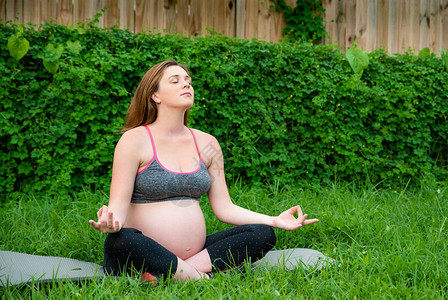 孕妇在她的后院做瑜伽夏图片